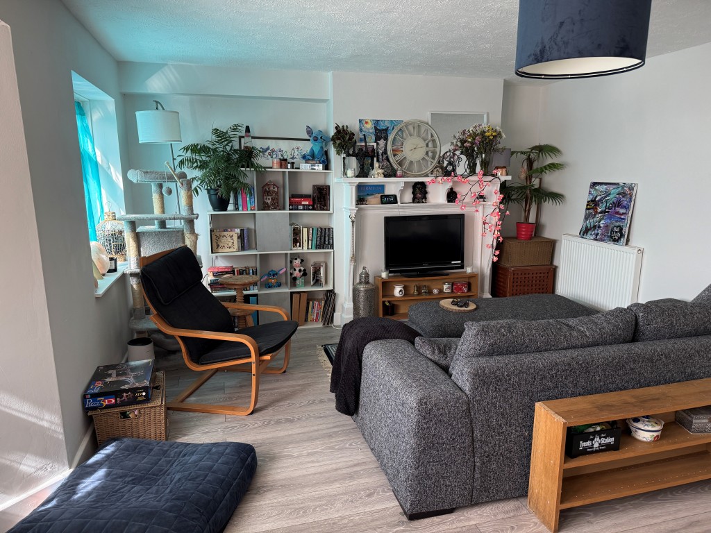 Lot: 143 - PATIO FLAT ON SEAFRONT - View of living area